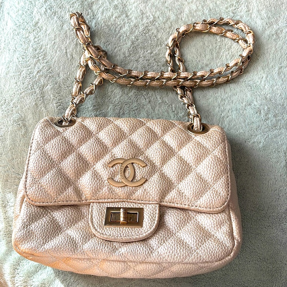 Pearlescent purse
